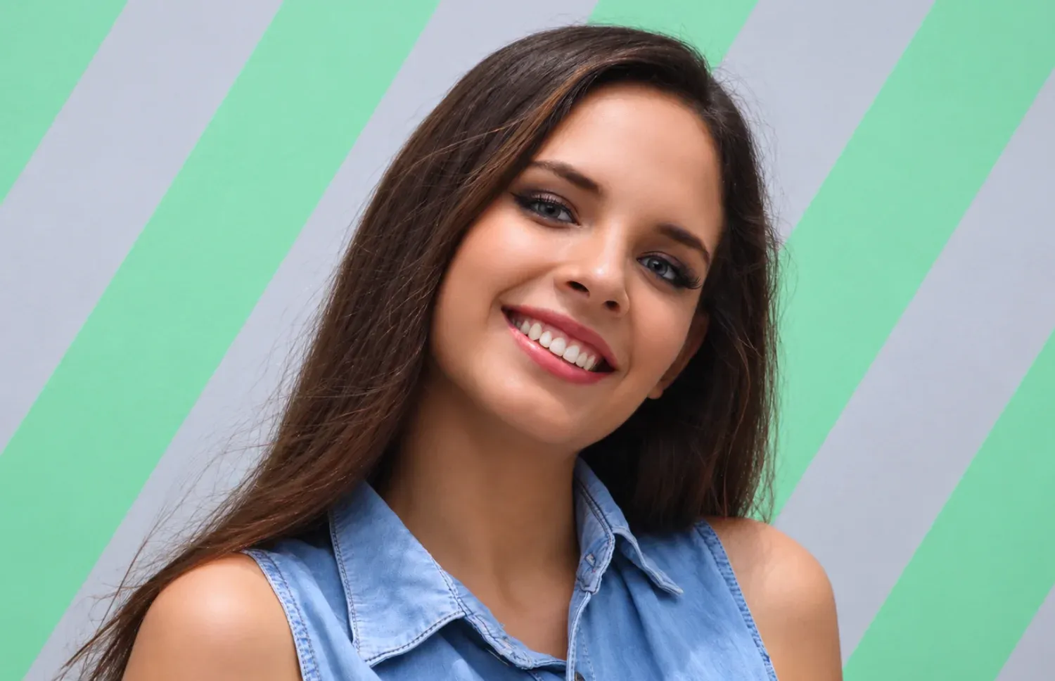 Creadora de contenido generada con IA sonriendo frente a un fondo de rayas verdes